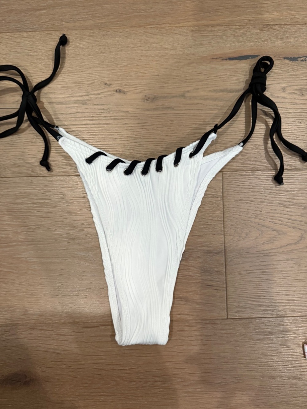 12 Size medium bikini tops and bottom - Picture 7 of 13